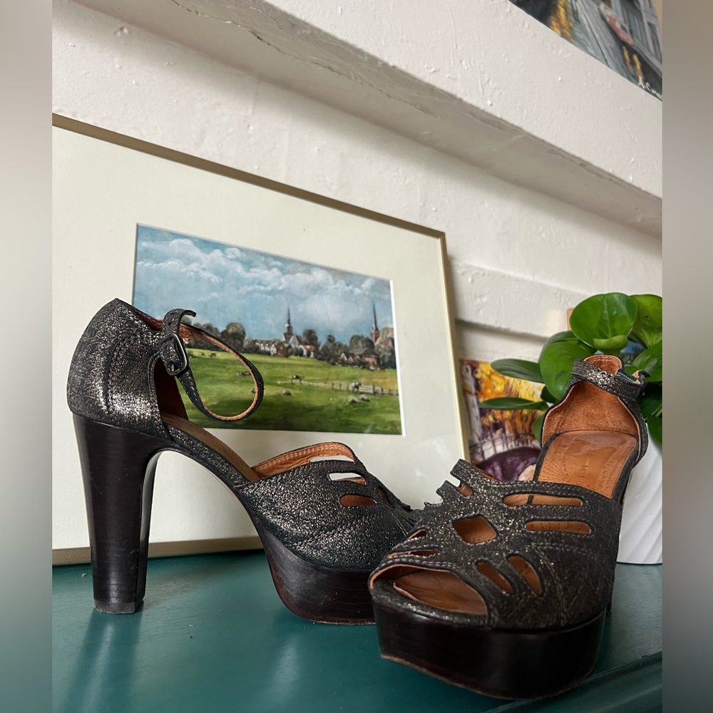 Chie Mihara Black/Gold Metallic Platform Peep-Toe Sandals - 8 - EUC